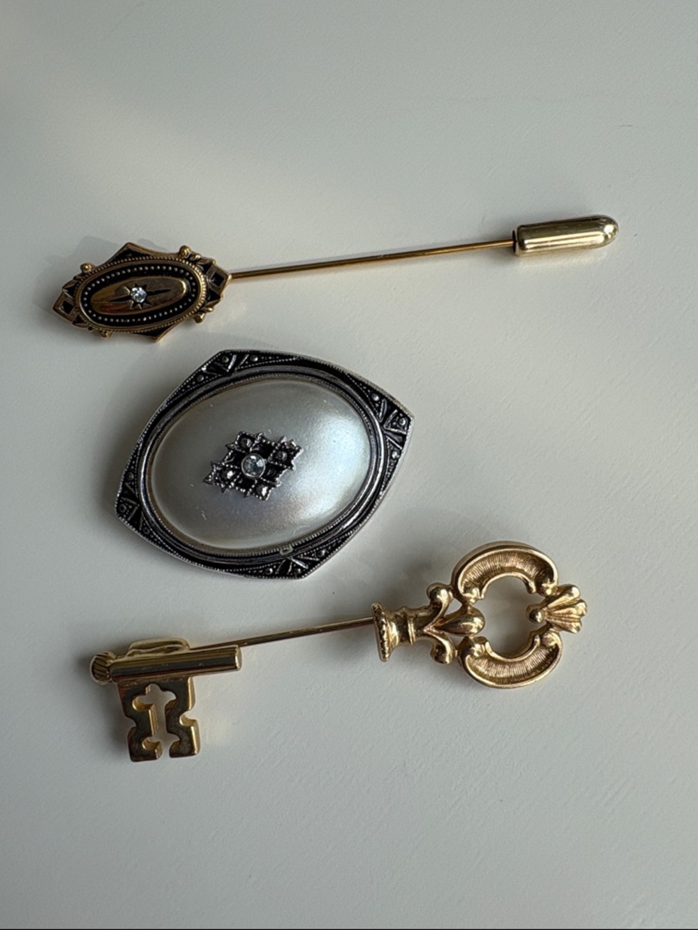 Set of 3 Vintage Avon Brooches - Picture 2 of 11